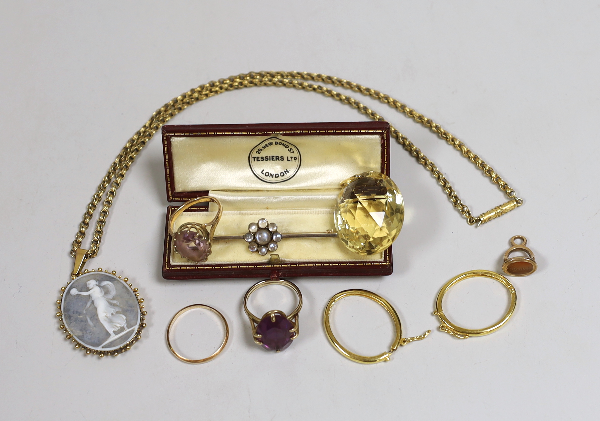 A collection of gold and other jewellery to include small yellow metal mounted carved intaglio fob, 9ct gold gem-set dress ring, a similar yellow metal ring and band, a moonstone bar brooch, an unmounted facetted citrine